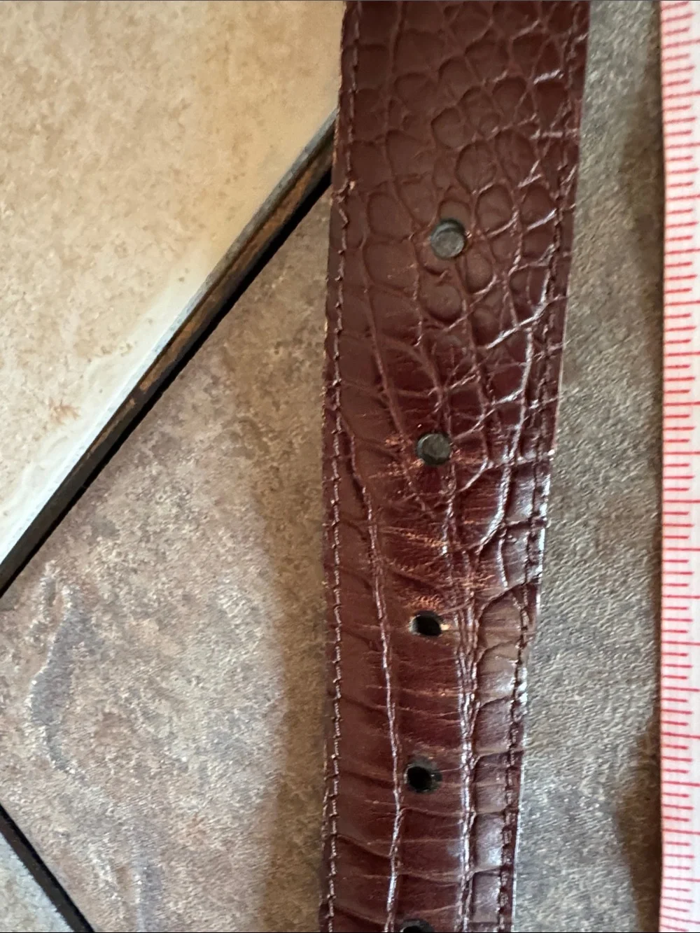 Men's Dark Brown,Croc embossed belt w/ Silver Buckle. Made w/75% bonded leather